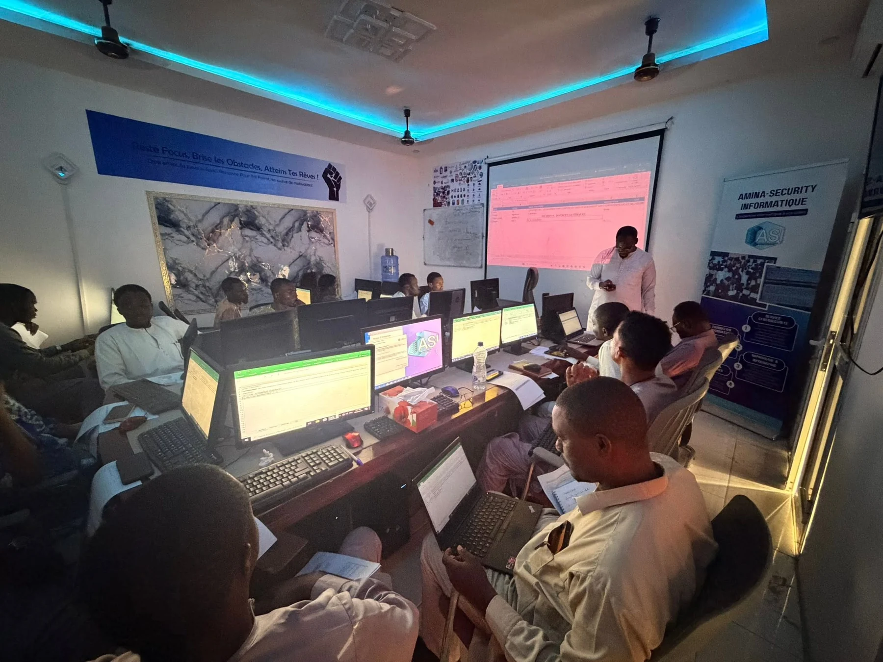 Formation pratique dans la salle informatique ASI